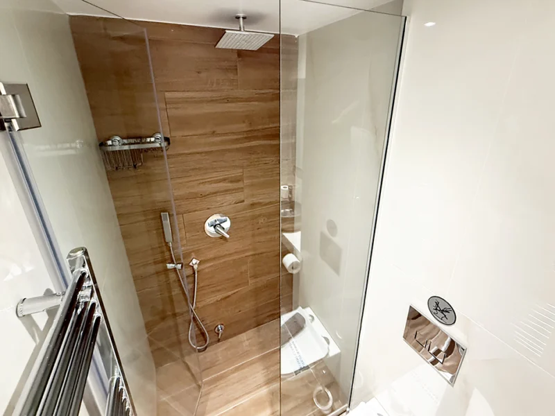 Airnest Comfort Residence - Μοντέρνο ντους με γυάλινο χώρισμα και καθαρές γραμμές