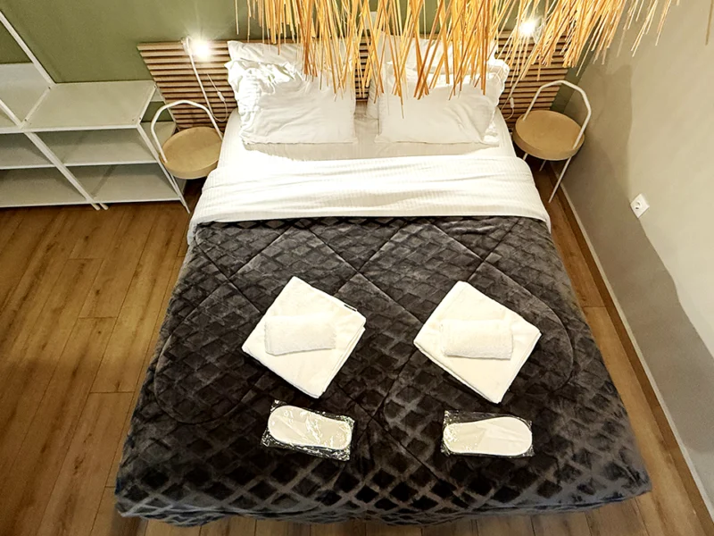 Airnest Comfort Residence - Φωτεινό υπνοδωμάτιο με μεγάλο διπλό κρεβάτι και minimal διακόσμηση