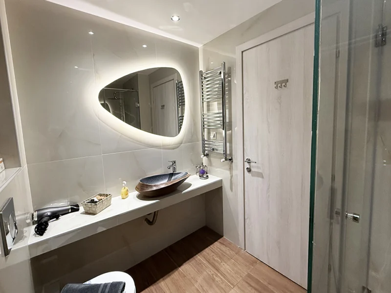 Airnest Comfort Residence - Μοντέρνο μπάνιο με ντους, καθρέφτη και επώνυμα είδη περιποίησης